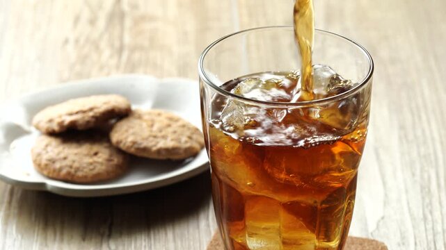 アイスコーヒーを注ぐ