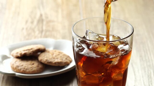 アイスコーヒーを注ぐ