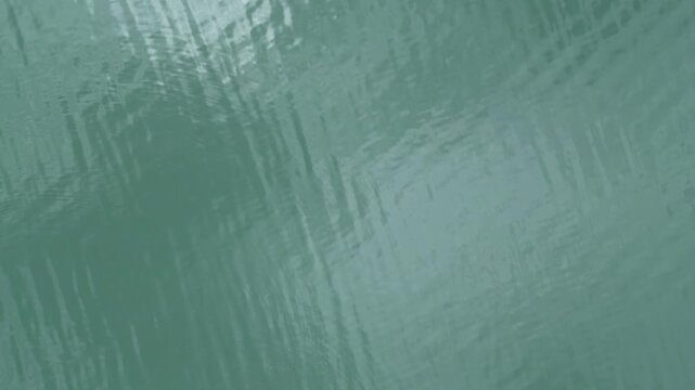 카오램 호수 수면 위를 떠가는 작은 낚시배의 드론 항공뷰, 깐차나부리 태국
