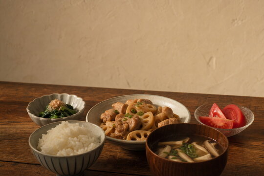 鶏肉とれんこんの煮物を主菜にした夜の和食