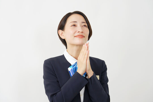 祈るミドル女性スタッフ　白背景