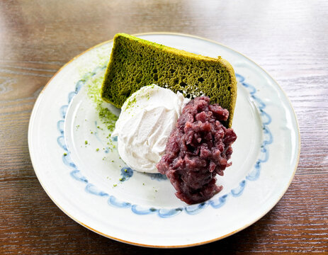 餡子とクリームたっぷりの抹茶のシフォンケーキ　日本
