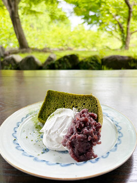 餡子とクリームたっぷりの抹茶のシフォンケーキ　日本