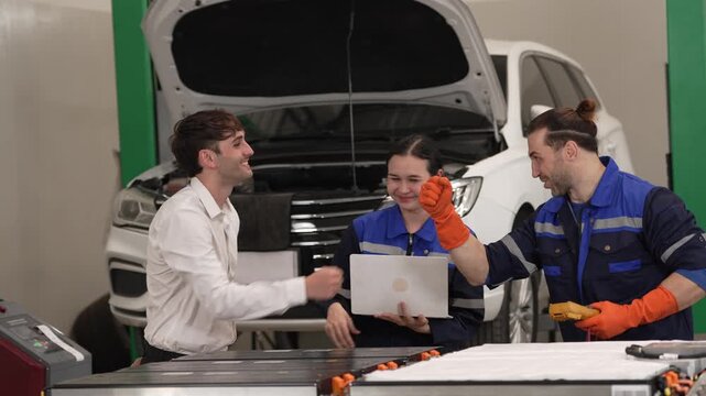 Auto Repair Mechanic Customer Using Laptop In Workshop For Vehicle Inspection Car Service Consultation Near White SUV