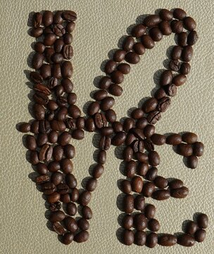 Schriftzug LOVE aus Kaffeebohnen