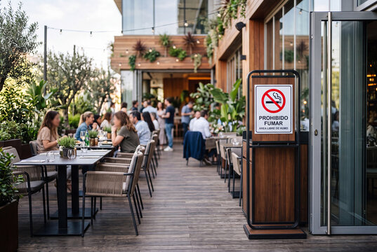Cartel de Prohibido fumar en la terraza de un restaurante moderno
