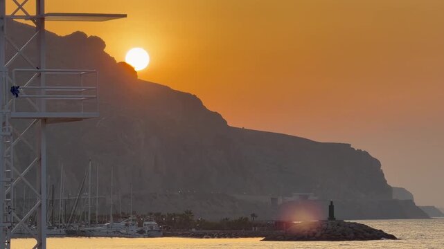 amanecer en la costa , el sol sale por los acantilados . asmr