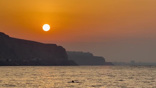 amanecer en la costa , el sol sale por los acantilados . asmr