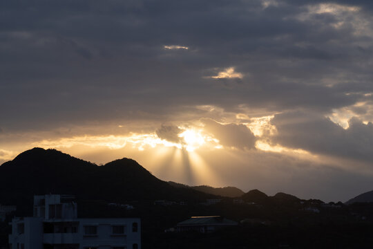 日の出の薄明光線