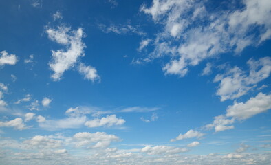 Obraz premium Blue sky background with fluffy white clouds