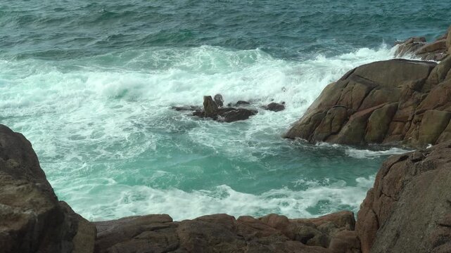 Detalle de un acantilado en la costa de A Coru&ntilde;a, con rocas escarpadas frente al oc&eacute;ano Atl&aacute;ntico y un paisaje litoral de gran fuerza natural.