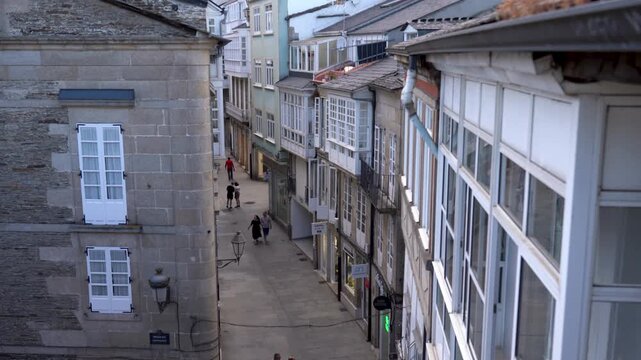 Calle del casco antiguo de Lugo, rodeada de edificios hist&oacute;ricos, fachadas de piedra y arquitectura tradicional gallega.