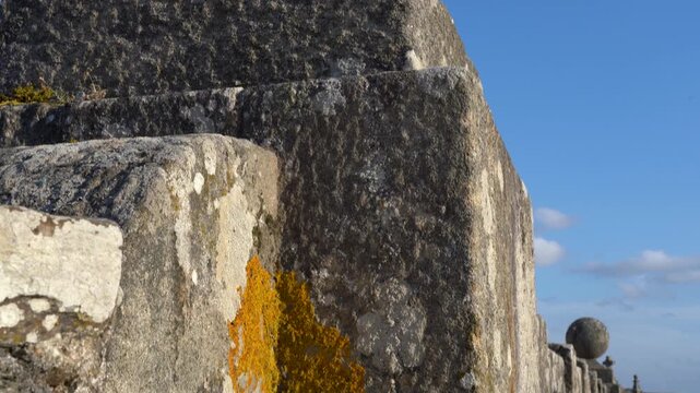 Detalle macro de la muralla romana de Lugo, mostrando la textura, irregularidades y desgaste de sus antiguas piedras.