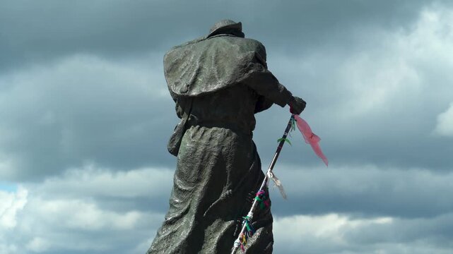 Monumento al Peregrino en el Alto de San Roque, una escultura de bronce dedicada al esfuerzo de quienes recorren el Camino de Santiago.