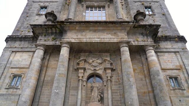 Fachada monumental del Convento de San Francisco de Valdedi&oacute;s, destacado edificio religioso situado en el casco hist&oacute;rico de Santiago de Compostela.