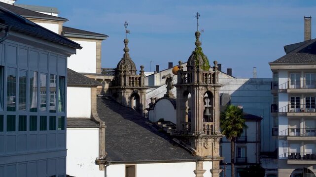 Vista del casco antiguo de Lugo desde lo alto de la muralla romana, mostrando tejados, calles hist&oacute;ricas y el entorno urbano de la ciudad amurallada.