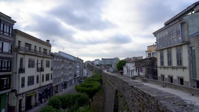 Vista general desde lo alto de la muralla romana de Lugo, con el paseo de ronda y los edificios de la ciudad extendi&eacute;ndose alrededor del casco hist&oacute;rico.