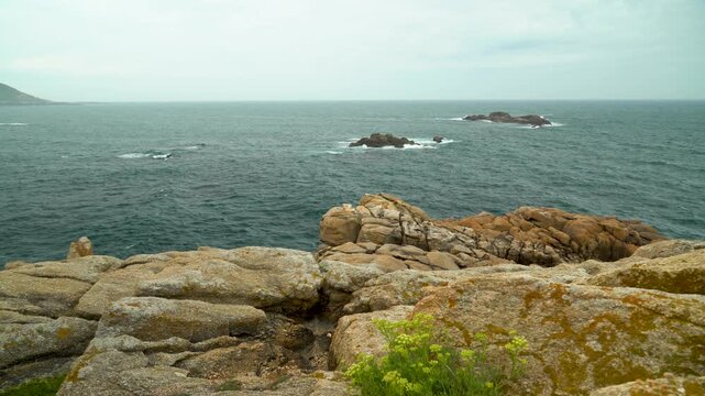 Paneo del oc&eacute;ano Atl&aacute;ntico desde la costa de A Coru&ntilde;a en un d&iacute;a nublado, mostrando el horizonte, las olas y el paisaje mar&iacute;timo gallego.