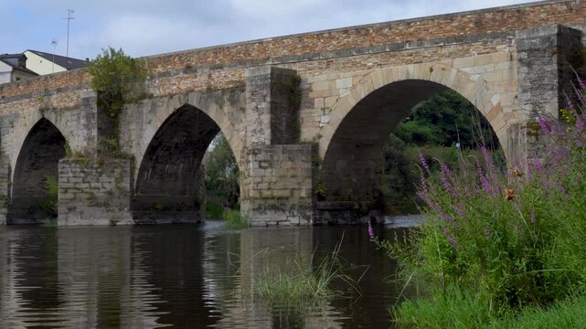 Detalle del puente romano de Lugo, mostrando su construcci&oacute;n de piedra y uno de los elementos hist&oacute;ricos m&aacute;s representativos de la ciudad.