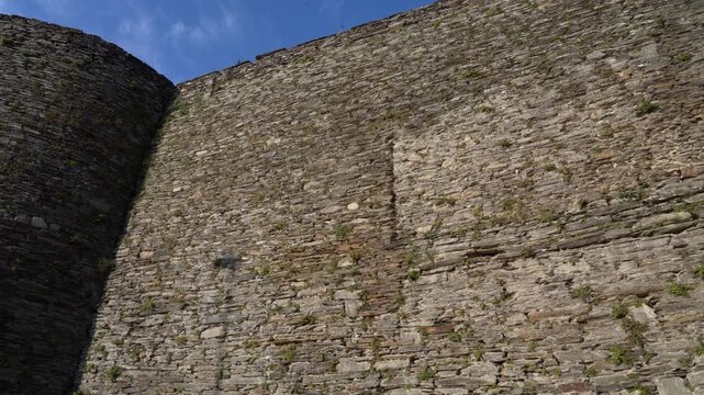 Paneo de un tramo de la muralla romana de Lugo, mostrando su estructura de piedra y el recorrido hist&oacute;rico que rodea el casco antiguo.