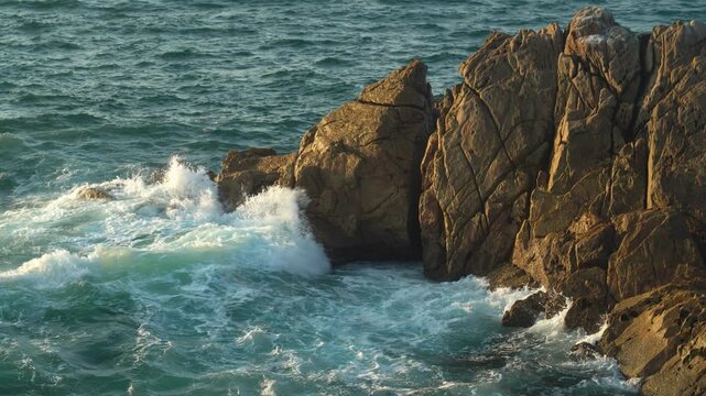 Detalle de unas rocas ba&ntilde;adas por el oc&eacute;ano Atl&aacute;ntico en la costa de A Coru&ntilde;a, con el agua y las olas golpeando el paisaje litoral.