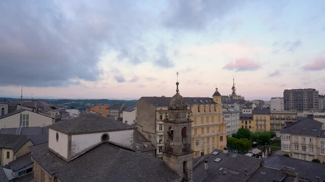 Vista panor&aacute;mica de la ciudad de Lugo con timelapse de nubes sobre el casco urbano, mostrando el horizonte, los edificios y el car&aacute;cter hist&oacute;rico de la ciudad gallega.