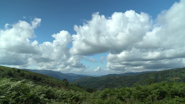 Vista panor&aacute;mica de un valle de Galicia, con colinas verdes, vegetaci&oacute;n abundante y un paisaje natural caracter&iacute;stico del noroeste de Espa&ntilde;a.