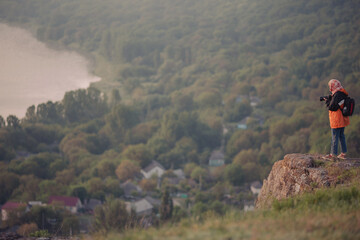 Fototapeta premium Capturing the beauty of nature from a rocky vantage point at sunset