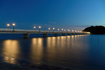 Obraz premium 【竹島】夕暮れの竹島橋に街灯が灯る