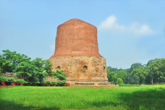 The buddhist  Dhamekh Stupa Waranasi , Sarnath, India