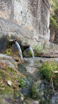 fuente antigua con doble ca&ntilde;o y gran caudal de agua limpia