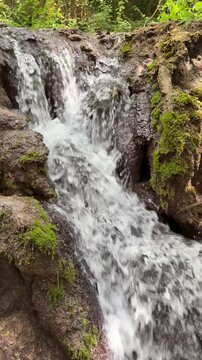 Cascada de agua en verano con mucho caudal en un lugar paradisiaco
