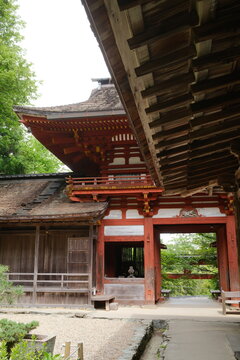 Historic Momoyama-period architecture of the Romon gate at Yoshino Mikumari Shrine, rebuilt by Toyotomi Hideyori, Nara (吉野水分神社 秀頼再建の桃山建築 楼門)