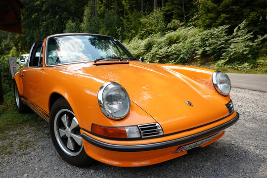 Ein leuchtend orangefarbenes Porsche 911 Targa Modell F aus den 1970er Jahren am 26. Juli 2026 in Enzkl&ouml;sterle, Deutschland