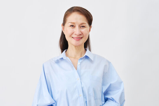 白背景の笑顔の女性