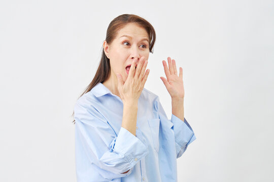 白背景で驚く女性　右向き