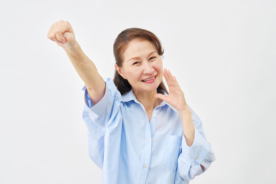 白背景で応援する女性