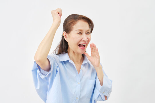 白背景で応援する女性　右向き