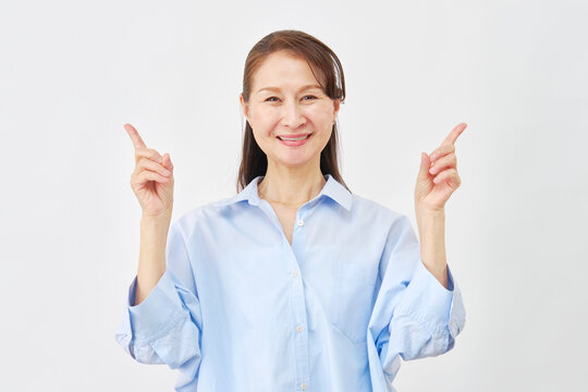 白背景で左右を指差す女性