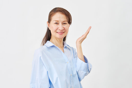 白背景で手のひらで右を指す女性