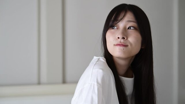 振り返って微笑む20代日本人女性のポートレート