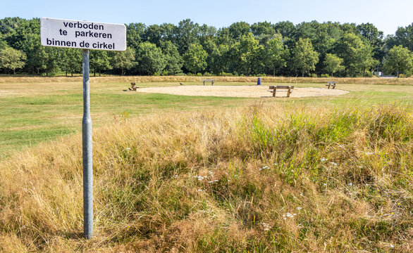 Parking not allowed sign (in Dutch) in Kwintelooijen circle, Utrechtse Heuvelrug national park, Rhenen, Netherlands