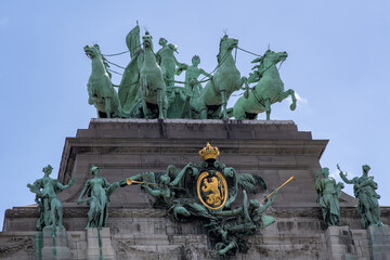 Obraz premium Brussels, Belgium: triumphal arch at Cinquantenaire Park with a bronze quadriga at its summit