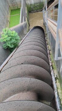 Rotierende Schneckenpumpe f&ouml;rdert Abwasser in einem Kl&auml;ranlagen-Pumpwerk
