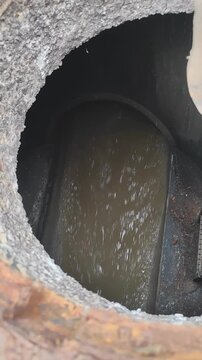 Korrosions- und Materialsch&auml;den in einem ge&ouml;ffneten Abwasserkanalschacht