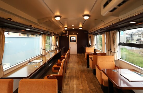 観光列車車内の内装がおしゃれな座席やテーブル