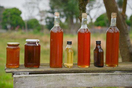 botellas de miel casera sobre la madera r&uacute;stica