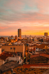 Obraz premium Sonnenuntergang über der Altstadt von Alicante mit Blick auf den Hafen