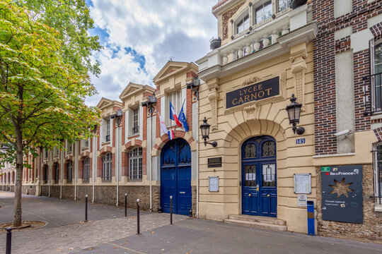Paris, France - 27 juillet 2026: Vue ext&eacute;rieure du Lyc&eacute;e Carnot, &eacute;tablissement scolaire fran&ccedil;ais d'enseignement secondaire et sup&eacute;rieur situ&eacute; dans le 17&egrave;me arrondissement de Paris