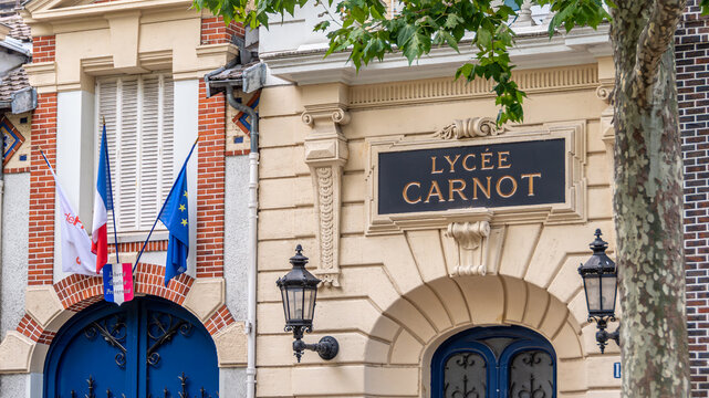 Paris, France - 27 juillet 2026: Enseigne &agrave; l'entr&eacute;e du Lyc&eacute;e Carnot, &eacute;tablissement scolaire fran&ccedil;ais d'enseignement secondaire et sup&eacute;rieur situ&eacute; dans le 17&egrave;me arrondissement de Paris